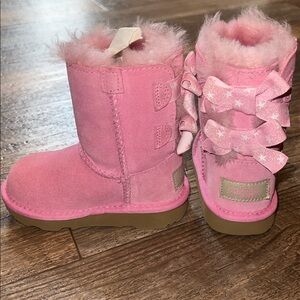 NWOT UGG Bailey Bow Boot Star